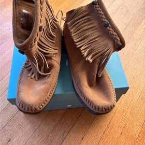 Minnetonka moccasins great condition.